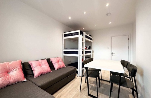Earlsfield Apartment | 10 train mins to central london