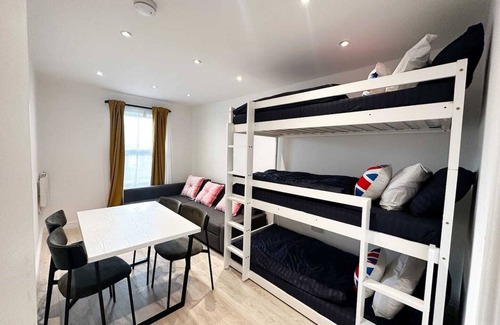 Earlsfield Apartment | 10 train mins to central london