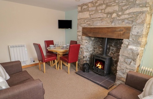 Henllan Cottage | 10 TY COCH STREET, pet friendly, country holiday cottage in Henllan