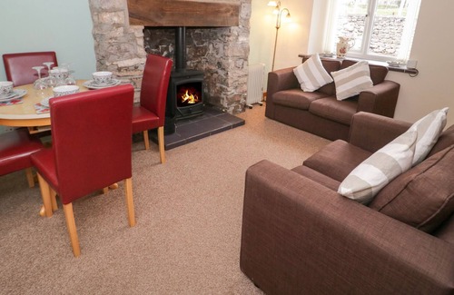 Henllan Cottage | 10 TY COCH STREET, pet friendly, country holiday cottage in Henllan