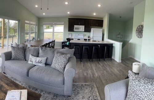 Williamstown House | 100 Acre Relaxing Retreat Near ARK- sleeps 30!