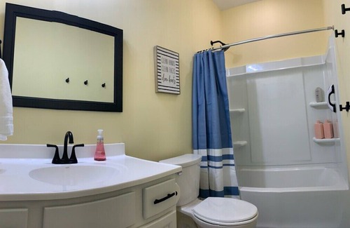 Williamstown House | 100 Acre Relaxing Retreat Near ARK- sleeps 30!