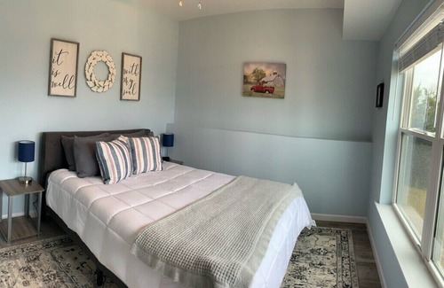Williamstown House | 100 Acre Relaxing Retreat Near ARK- sleeps 30!