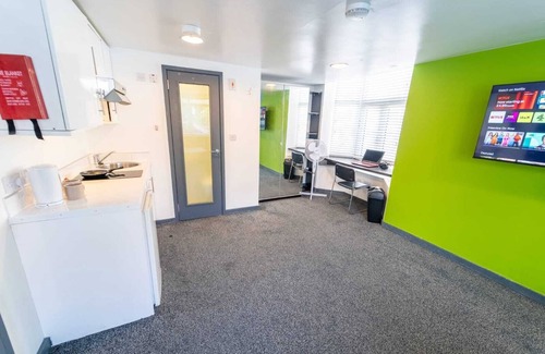 Selly Oak House | 100 Dale Road Studios in Guest House