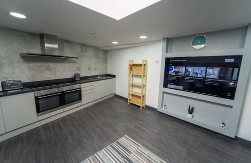 Selly Oak House | 100 Dale Road Studios in Guest House