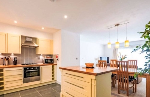 Carnon Downs House | 100 m² House ∙ 1 bedroom ∙ 4 guests