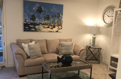 Parkville House | 100% SMOKE FREE BED & BREAKFAST HOT BREAKFAST INCLUDED!