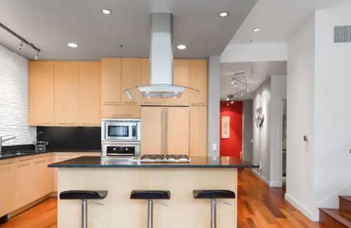 Pearl District Condo | 100% walkable 3br Property close to Street Car