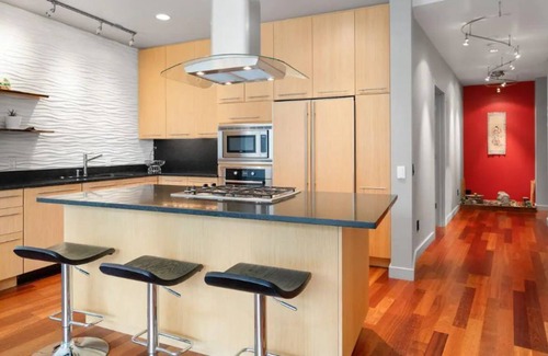 Pearl District Condo | 100% walkable 3br Property close to Street Car