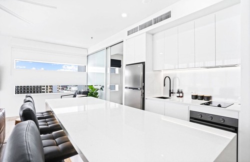 Cairns Central Business District Apartment | 1007 Harbour- Luxury Harbour Lights Apartment | Marina Views | Pool & Gym