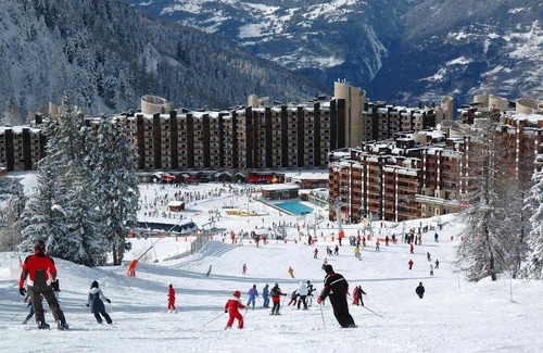 Macot-la-Plagne Apartment | 100m from ski slopes, 5th floor, swimming pool, balcony, tv, ski locker, 28m², La Plagne