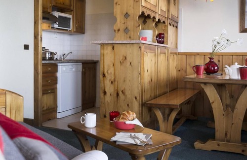 Val-Thorens Apartment | 100m from resort center, fitness, balcony, tv, ski locker, 49m², Val Thorens