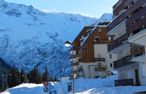 Le Pleynet Apartment | 100m from ski slopes, view valley/ski slopes, parking, ski locker, 21m², Les 7 Laux