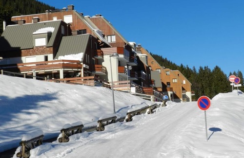 Le Pleynet Apartment | 100m from ski slopes, view valley/ski slopes, parking, ski locker, 21m², Les 7 Laux