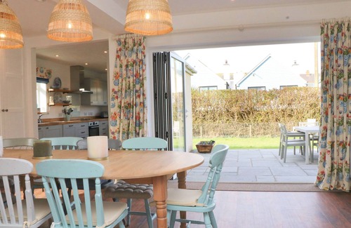 Trevone House | 100m to beach! Spacious beach house, perfect for families.