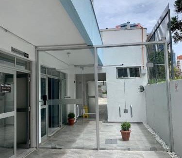 Bigorrilho Apartment | 101- Lindo Apartamento Amplo e decorado, 2 quartos, sala, cozinha completa, mobiliario moderno, lavanderia , Excelente localização no bairro Bigorrilho