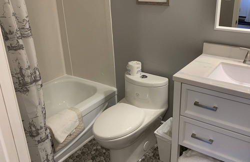 Port Elgin Hotel | 101 - Standard Room - 2 Queen Beds -1st Floor