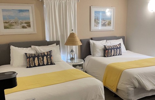 Port Elgin Hotel | 101 - Standard Room - 2 Queen Beds -1st Floor