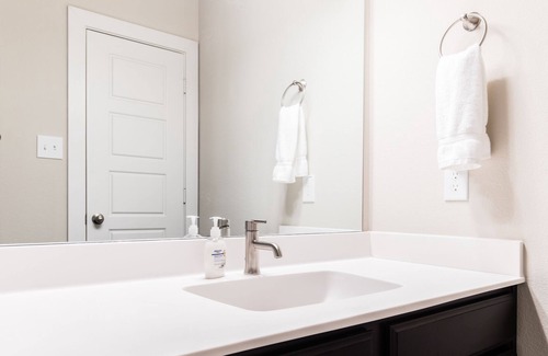 Midlothian House | 1014 Midlothian - Modern Home Welcoming You