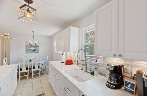 Sunset Point House | 1018 East Cooper! Cozy Cottage! Close to Beach access, Cornhole, Large Deck. Pet ok w/fee