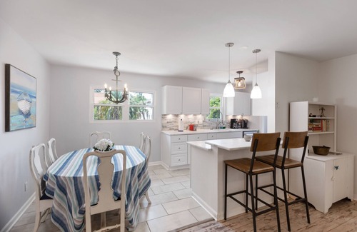 Sunset Point House | 1018 East Cooper! Cozy Cottage! Close to Beach access, Cornhole, Large Deck. Pet ok w/fee