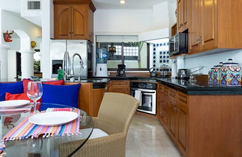 Downtown Condo | 102 m² Condo ∙ 2 bedrooms ∙ 5 guests