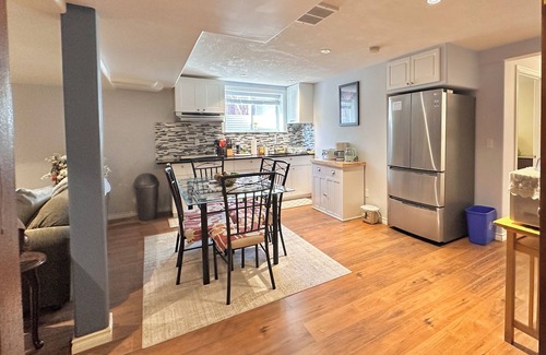 Varsity House | 103R-CentralLocation/NearC-train/Office/2BR/Sleep6/Cozy