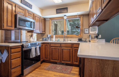 Sun Valley House | #104 Private Hot Tub, 2 car garage, abundant parking, Elkhorn Amenities