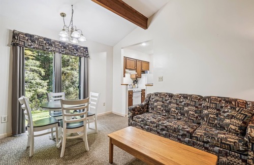West Bridgewater Hotel | 106 One bedroom Queen Suite on the 1st floor w/outdoor heated pool