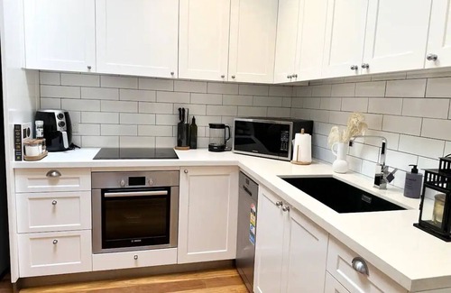 Zetland House | 10min CBD & Airport | Parking | 5min to bus&train