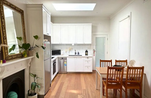 Zetland House | 10min CBD & Airport | Parking | 5min to bus&train