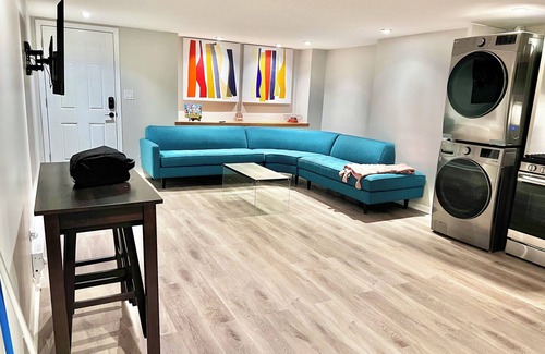 Bronzeville Apartment | 10Mins To DownTown Entire 1-bedroom apartment with WiFi and W/D Latest Upgrades