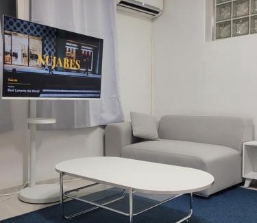 Samjeon-dong Villa | 10mins to Lotte world Seokchon lake Jamsil Sports Complex Station White Blue house
