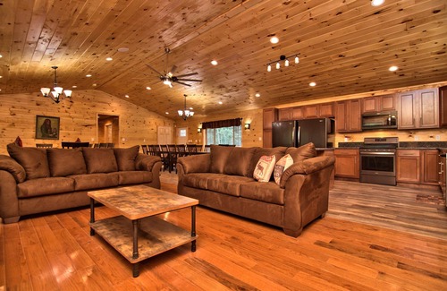 Ebervale House | 11 BR 8 BA BASKETBALL MOVIE THEATRE HOT TUB FIRE PIT ON 8 ACRES SLPS 30!