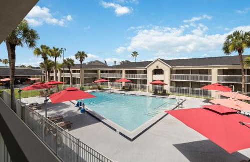 Kissimmee Apartment | 11 Condo-Hotel With Double Bed And Community Pool Miles From Disney!
