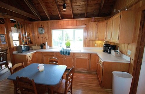 Sandwich Cottage | 11 Freeman Ave - Waterfront Town Neck beach home, pet-friendly!