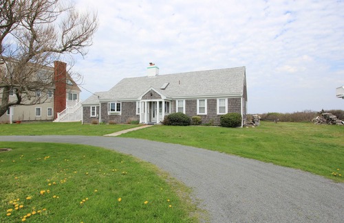 Sandwich Cottage | 11 Freeman Ave - Waterfront Town Neck beach home, pet-friendly!