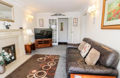 Menai Bridge House | 11 Glyn Garth Mews