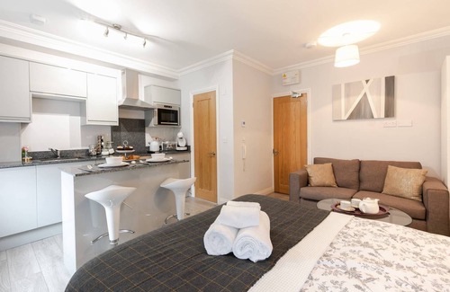 Reading Apartment | 11 Helena House Business Apartment
