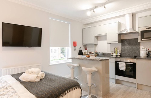 Reading Apartment | 11 Helena House Business Apartment