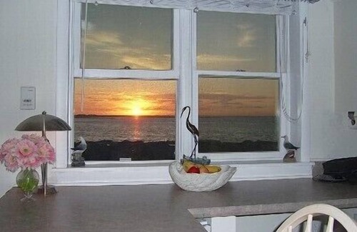Anglesea Condo | 11 oceanfront windows.
