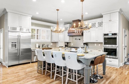 Clarkdale House | 11 rooms 12 beds 11580 sqft large house nearby airport