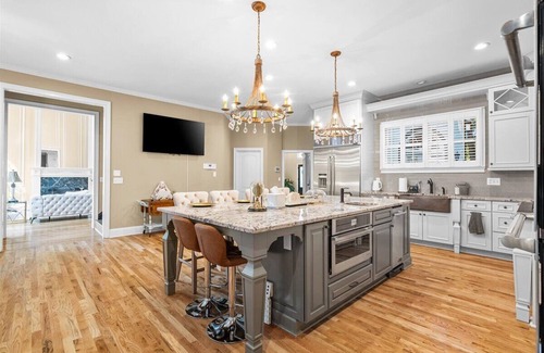 Clarkdale House | 11 rooms 12 beds 11580 sqft large house nearby airport