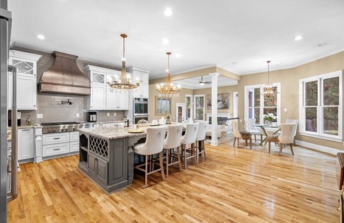 Clarkdale House | 11 rooms 12 beds 11580 sqft large house nearby airport