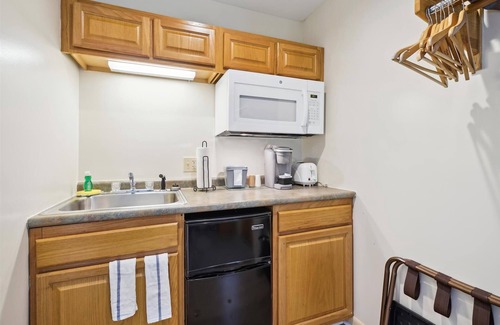 West Bridgewater Hotel | 110 Deluxe Studio Queen on the 1st floor w/outdoor heated pool