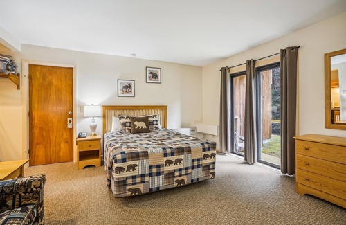 West Bridgewater Hotel | 110 Deluxe Studio Queen on the 1st floor w/outdoor heated pool