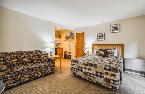 West Bridgewater Hotel | 110 Deluxe Studio Queen on the 1st floor w/outdoor heated pool