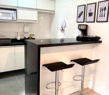 Bigorrilho Apartment | 1103- Apartamento Encantador, amplo e decorado, mobiliario moderno, cozinha completa com utensílios , Excelente vista da cidade e localização privelegiada no bairro Bigorrilho