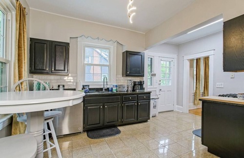 Norfolk House | 111) Massive 6 bedroom home with a Pool!