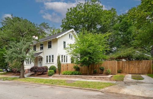 Norfolk House | 111) Massive 6 bedroom home with a Pool!